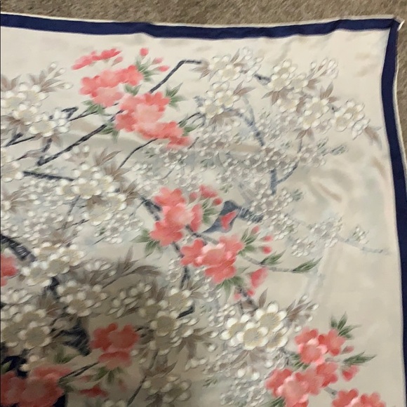 Beautiful hand rolled silk scarf - Picture 3 of 6